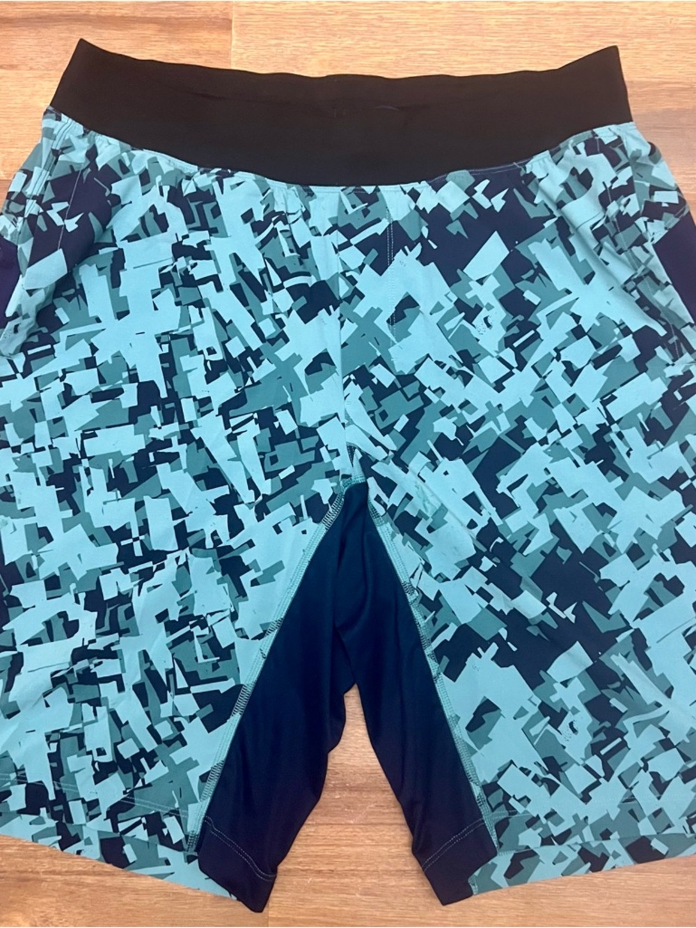 Lululemon Shorts Men’s Large Blue Green T.H.E. Linerless Gym 11 Inseam Geometric